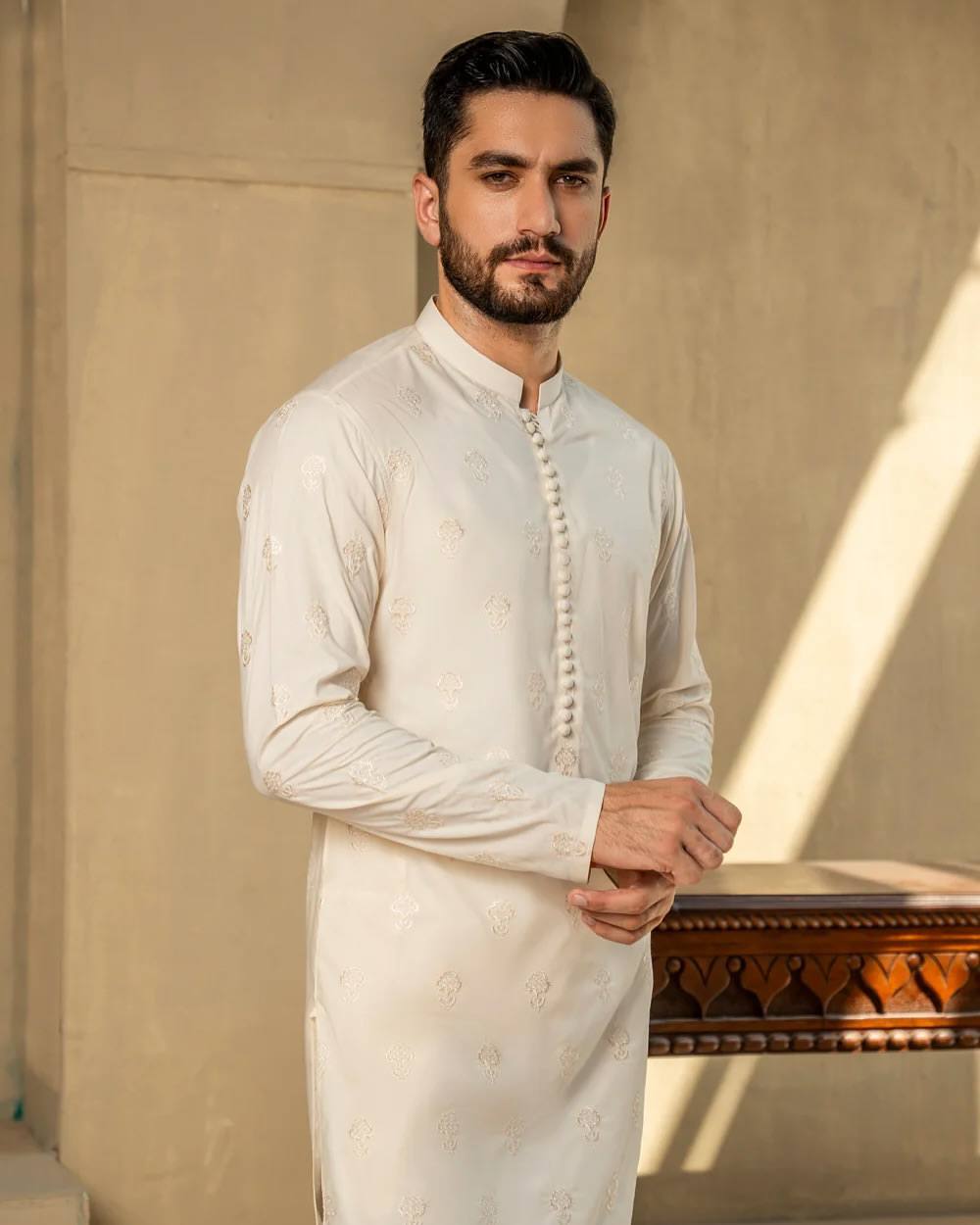 WHITE EMBROIDERED KURTA PAJAMA SET FOR MEN'S